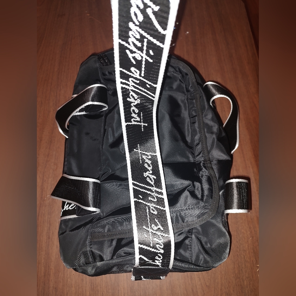 Cake brand smaller duffle bag. Pre-owned, Black